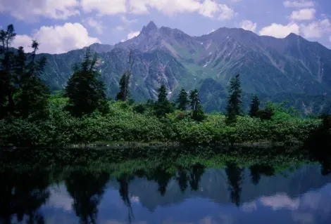 Le Mont Yarigatake se reflète dans les eaux cristallines des lacs de montagne