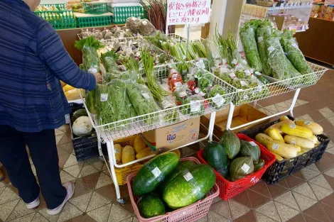 On vend beaucoup de fruits et légumes locaux dans les michi no eki