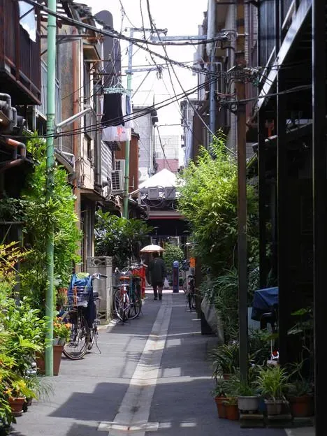 Uno de los callejones de Tsukishima.
