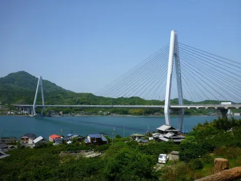 El puente del estrecho de Kurushima visto desde la ruta para bicicletas Shimanami Kaido.
