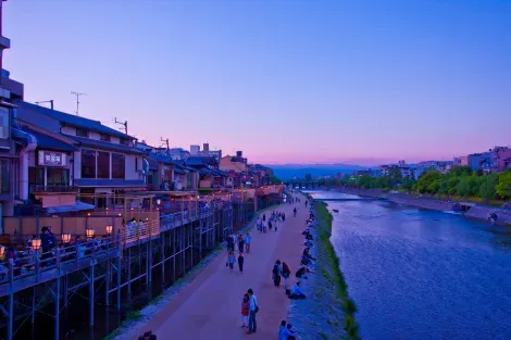 El paseo a lo largo del río Kamo en Kioto se puede hacer caminando o en bicicleta.