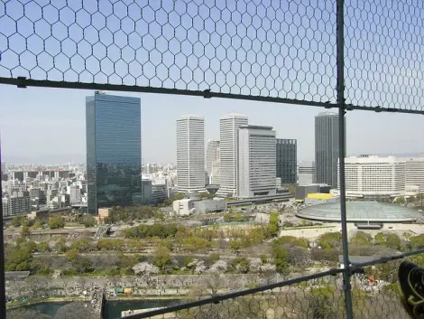 Así se ve el Osaka-jo Hall desde el castillo.