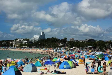 Les plages de Shirahama sont presque aussi bondées que celles de Saint Tropez entre le 14 juillet et le 15 août.