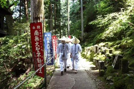 Des pèlerins du O-Henro près du temple Iwayaji à Matsuyama.