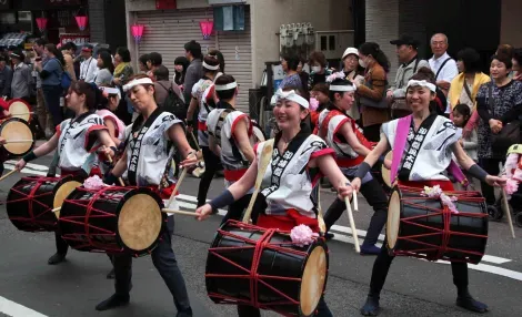 Des joueuses de taiko au Narita Taiko Festival.