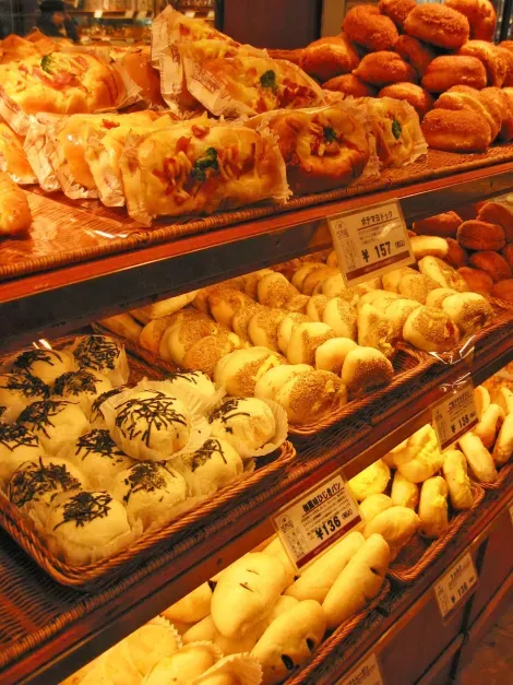 Estante de panadería japonesa.