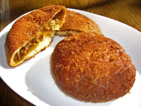 Los Kare pan (rellenos de curry) se consiguen en la mayoría de las panaderías japonesas.