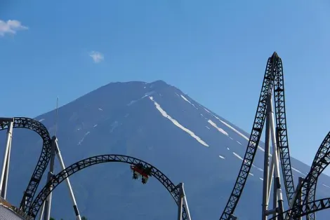 Le Fuji-Q Highland et ses montagnes russes les plus raides du monde