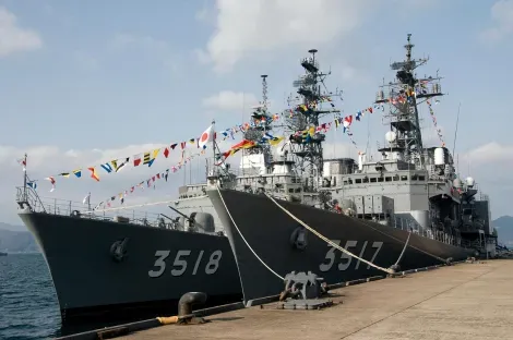 Los buques de la Fuerza marina de autodefensa decorados para la ocasión.