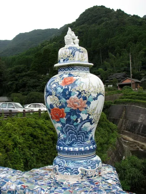 Un vase en porcelaine sur le pont d'Okawachiyama