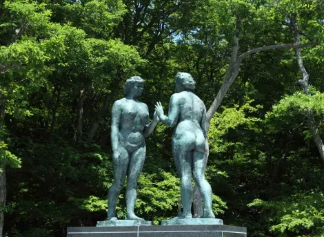 La sculpture des demoiselles de l'artiste Kôtarô Takamura