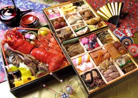 Exemple de jûbako, la boîte à étages comprenant tous les plats de la cuisine du Nouvel An