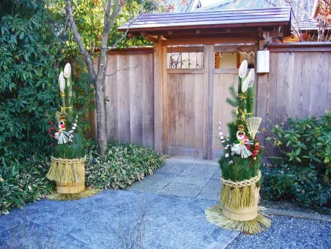Kadomatsu, la decoración que se pone en las entradas, hecha de pino y bambú.