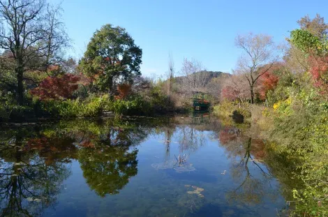 Le fameux pont japonais du jardin de Giverny est reconstitué fidèlement à Kitagawa