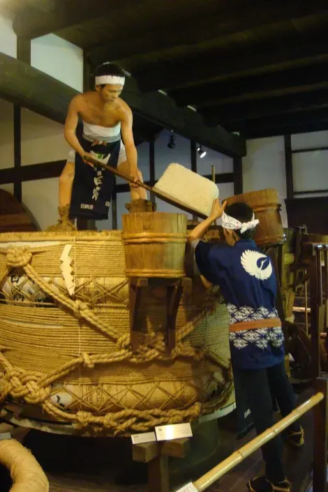 Fabricación tradicional de sake.