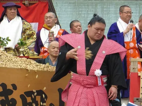 Cérémonie de lancer de haricots pour le Setsubun à Osaka