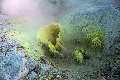 Bouche de soufre du volcan Iô zan