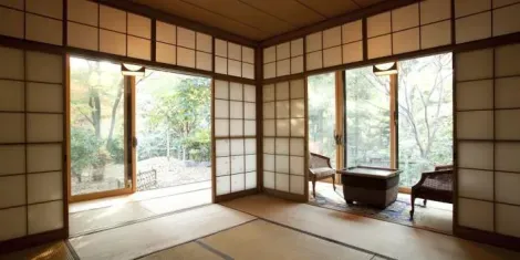 On se déchausse toujours avant d'entrer dans une maison japonaise, ici la maison Lekayaki de Japan Experience à Tokyo