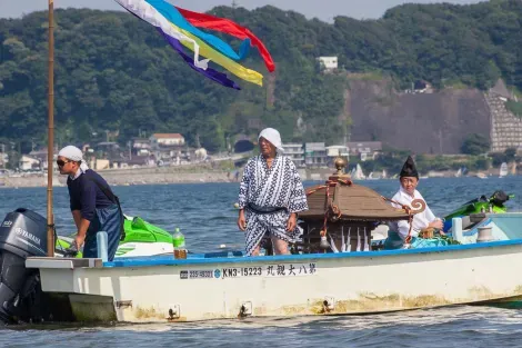 Ishigami festival, le prêtre shinto et son temple portatif en bateau
