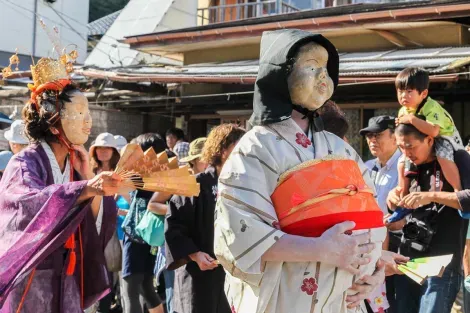 La procession masquée du festival Menkake Gyôretsu à Kamakura