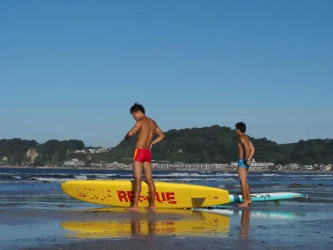 Maîtres-nageurs sur la plage de Kamakura