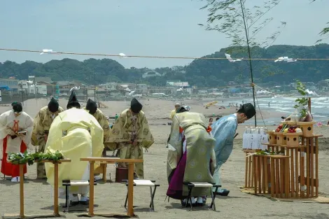 Cérémonie de l'ouverture de la mer, umi biraki, sur la plage de Yuigahama.
