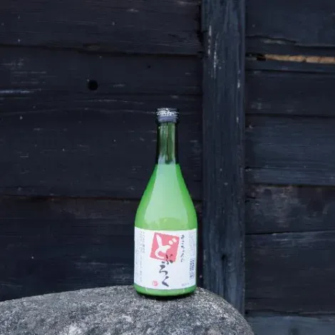 La destiladora Shuzojo produce un sake sin filtrar, el Asachan. 