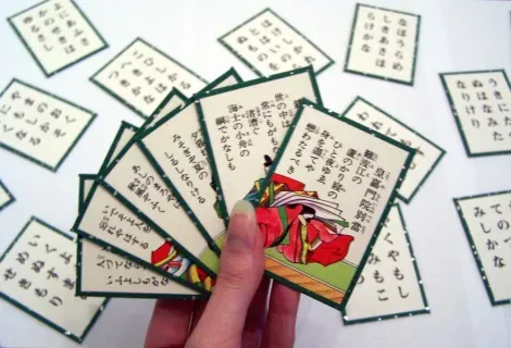Apprendre les tanka en s'amusant avec le jeu de cartes karuta