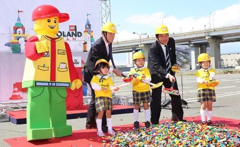 Les enfants sont les invités du parc Legoland Japan lors de la cérémonie d'inauguration du parc