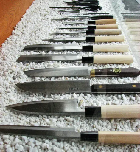 Présentation de différentes sortes de couteaux dans la vitrine d'un artisan