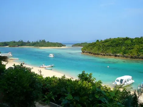 La baie de Kabira sur l'île Ishigaki-jima (Okinawa)