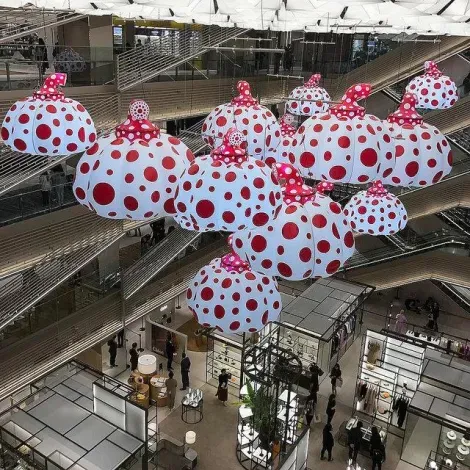 Les citrouilles de l'artiste Yayoi Kusama, sont exposées au centre commercial GINZA SIX à Tokyo