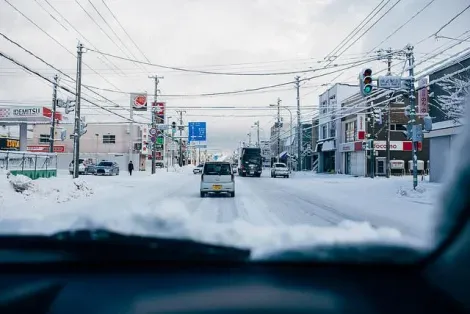 Sur la route de Niseko sous la neige