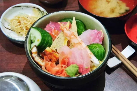 Un bol nutritif et sain, le chirashi zushi contient souvent du poisson cru.