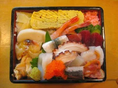 Les chirashi zushi peuvent être servis dans un plat carré et laqué. 