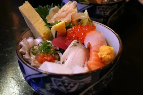 Poisson et crustacés sont des mets de choix pour la confection du chirashi zushi