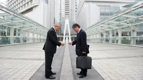 Deux Japonais s'échangent leurs cartes de visite