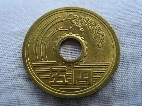La moneda de cinco yenes es la única que no tiene numeración arábica
