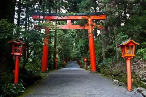 Entrada el santuario Hakone-jinja en las orillas del lago Ashinoko en Hakone.