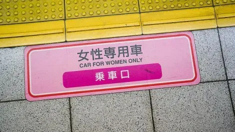 Au Japon, il existe des wagons réservés aux femmes durant les heures de pointe