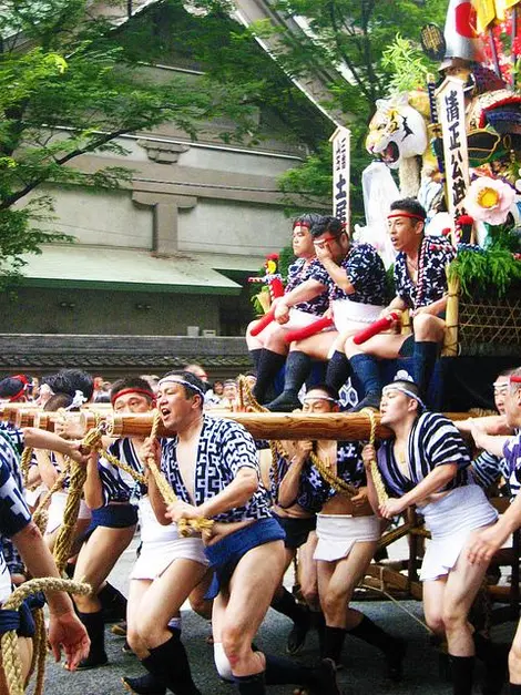 Un char d'une tonne, un kakiyama, lors du festival Hakata Gion Yamakasa