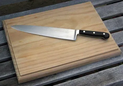 Una manaita, la tabla de cortar japonesa.