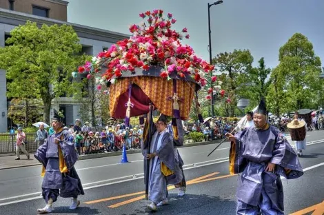 Même les ombrelles sont ornées de roses trémières lors du Aoi matsuri