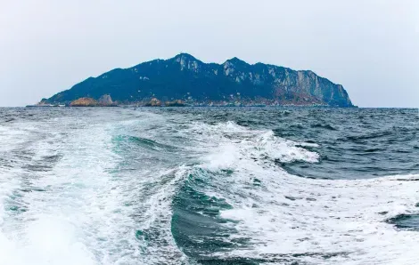 L'île d'Okinoshima (préfecture de Fukuoka, Kyushu) vue depuis la mer