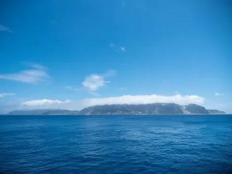 La isla Niijima vista desde el mar.