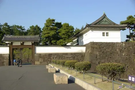 La porte Sakuradamon du palais impérial de Tokyo
