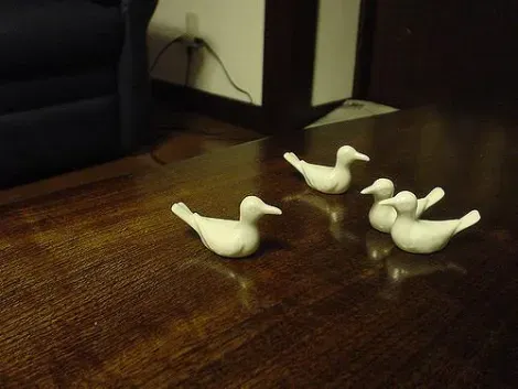 Des repose-baguettes "hashi oki" en forme d'oiseaux