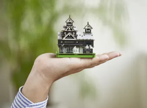 Un château miniature pour aider à financer la reconstruction