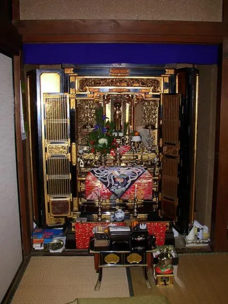 Un Butsudan, altar budista.