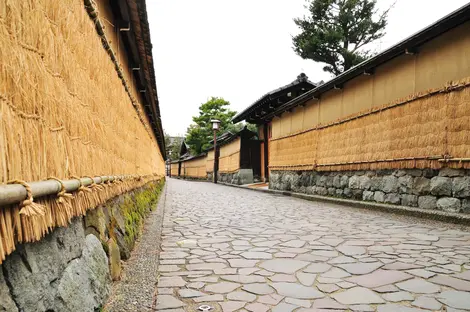 En hiver, les murs des ruelles se parent d'un komo, une natte de paille, pour résister au dégel